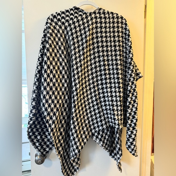 Hadley Wren Houndstooth Paige Poncho - Picture 3 of 4